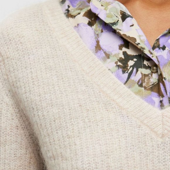 Umbra Wool & Mohair-Blend Knit V-Neck Sweater In Oatmeal - Picture 6 of 13